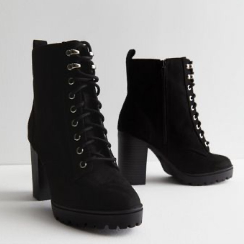 Forever 21 Black Chunky Heeled Boots!!